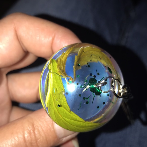 Custom epoxy mushroom 🍄 keychain with my favorite leaves glitter and wish - Picture 6 of 7